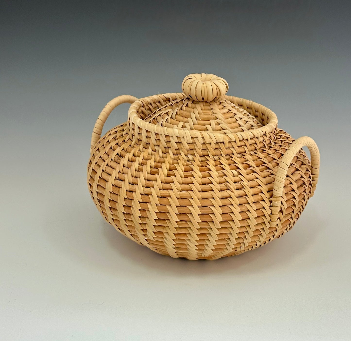 STORAGE BASKET WITH LID
