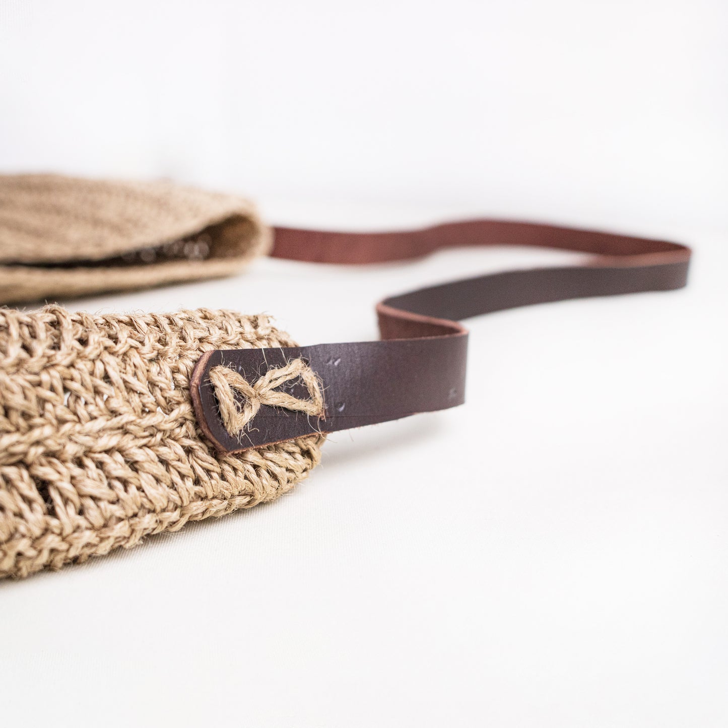 ROUND JUTE & LEATHER BAG
