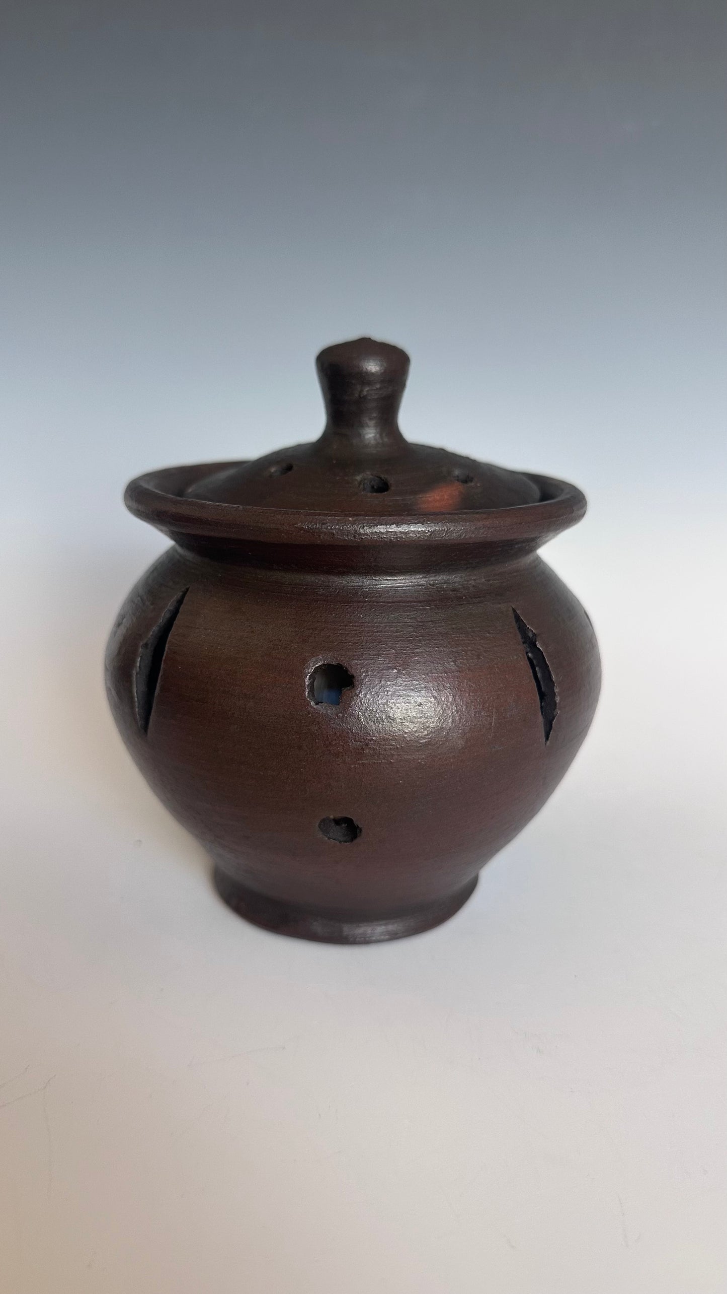 Pomaire-Garlic Keeper with lid (Ajero)